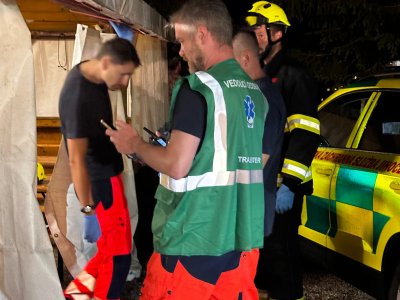 Pět pozemních posádek a letecká záchranná služba ZZS JčK zasahovaly na Jindřichohradecku u hromadného zasažení bleskem